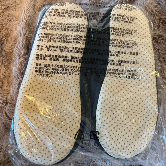 🆓❄️Free with purchase, while supplies last. As is. ❄️ Old Navy Black slippers - Picture 6 of 6